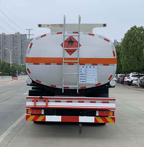 楚飛牌CLQ5263GYY6D型運(yùn)油車