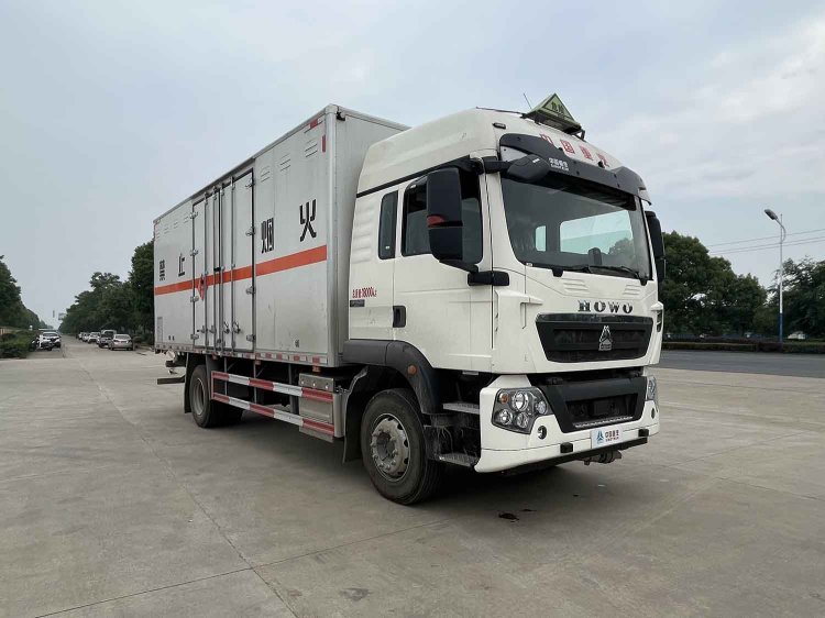 華威馳樂牌SGZ5180XRGZZ6T5型易燃固體廂式運(yùn)輸車